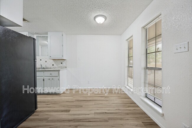 Building Photo - 806 W Belden St