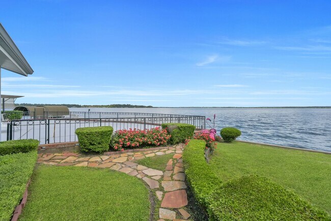 Building Photo - Fully Furnished 2 bedroom Lakefront with 1...