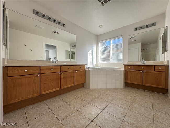 Building Photo - 9501 Ironsend St