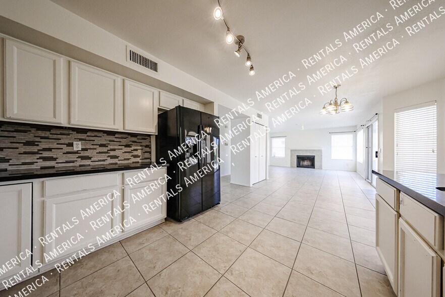 Building Photo - 2361 W Myrtle Dr