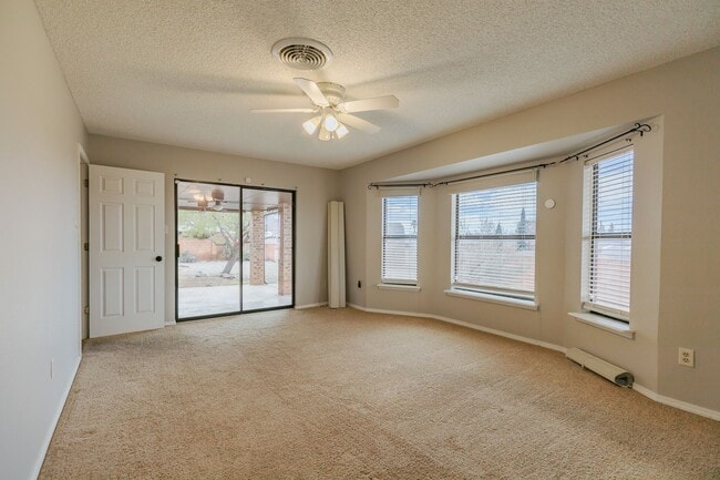 Building Photo - Charming 3 Bedroom 2 Bathroom - Spacious & Fenced Backyard