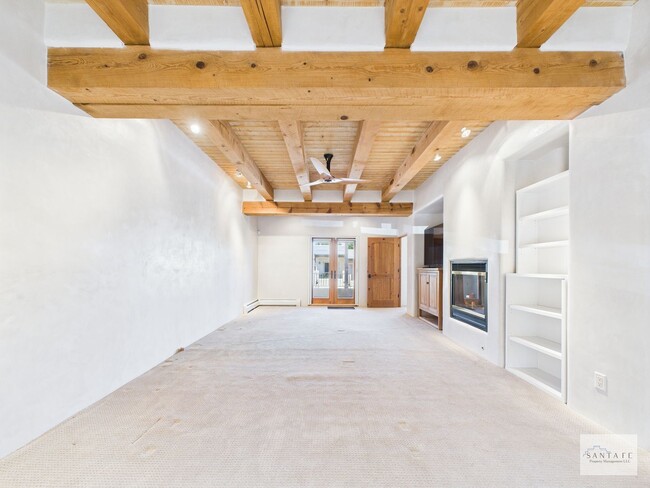 Building Photo - Beautifully Done Custom Built Townhouse wi...