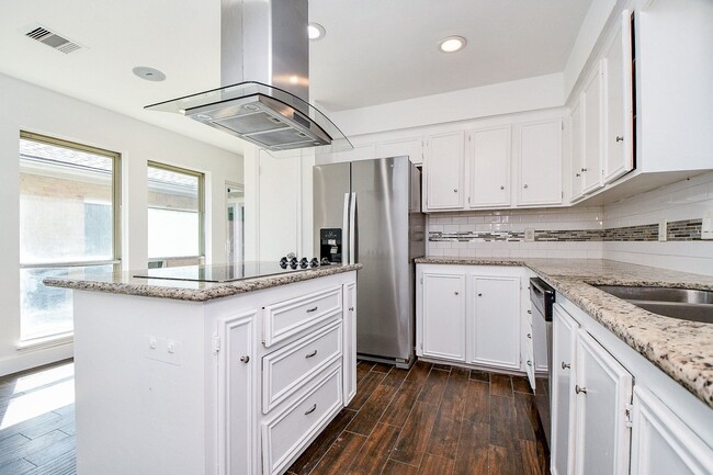 Building Photo - 2203 Briarview Dr