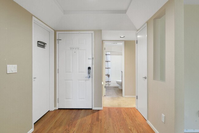 Building Photo - Your Sun-Drenched Redmond Retreat Awaits!