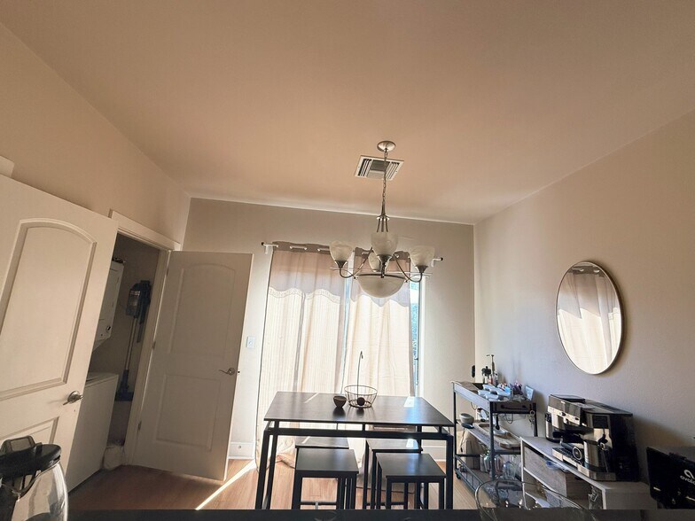 Building Photo - 13420 Lyndhurst St