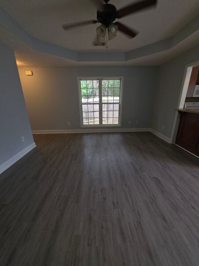 Building Photo - A Great Starter Home Just For YOU!