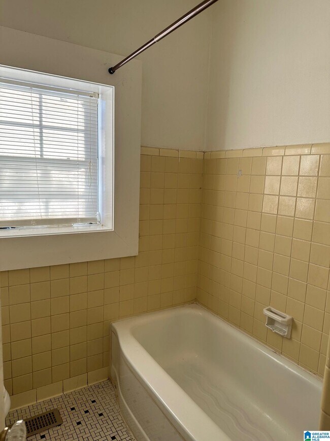 Building Photo - 4a S Church Ave