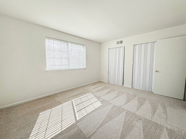 Building Photo - ***Coming Soon*** Sun-filled 1 Bed 1 Bath Condo In Scenic River Terrace - Water Included!