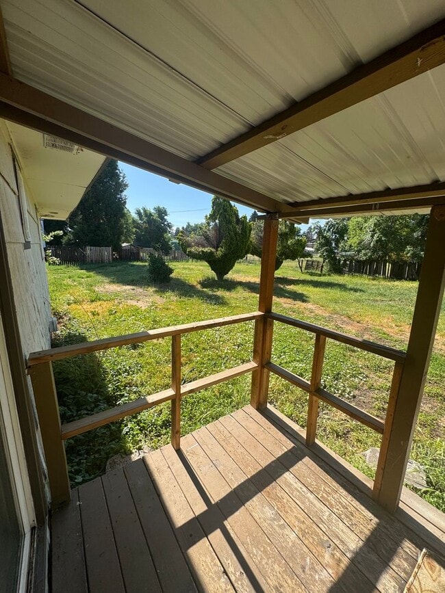 Building Photo - 3 bed 1 bath with large back yard - sewer ...