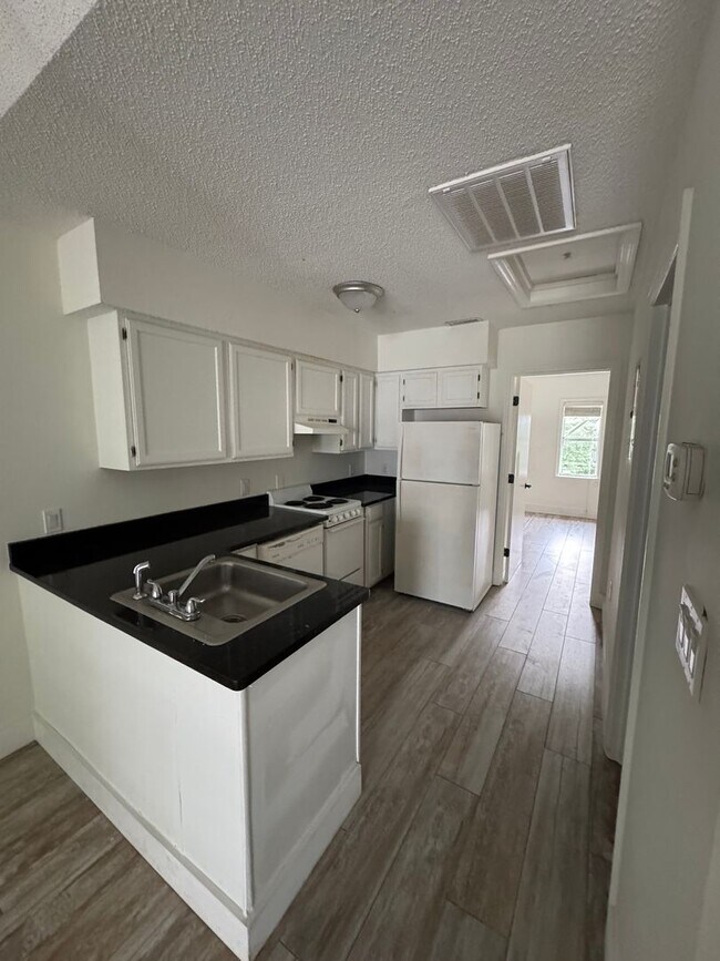 Building Photo - Large One Bedroom Across from the Beach in...