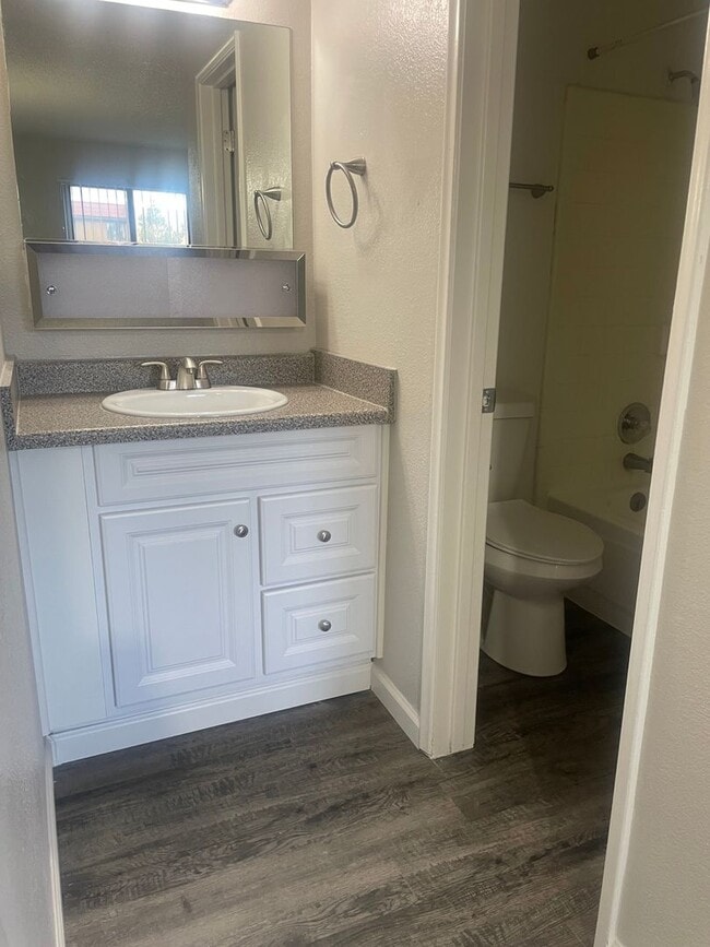 Building Photo - Beautiful One Bedroom Remodeled  Available
