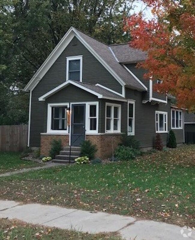 Building Photo - Three Bedroom Home Located in Zeeland