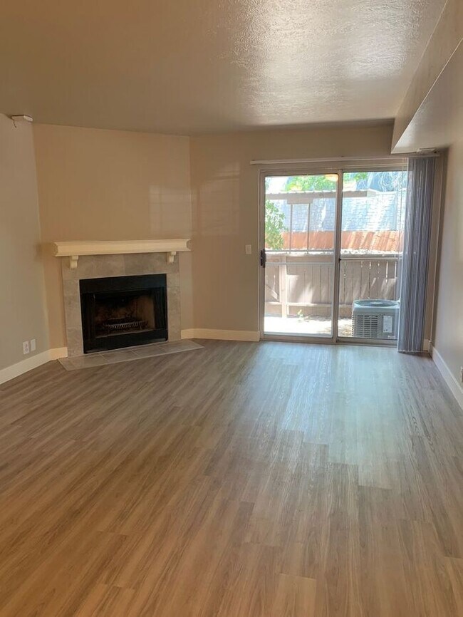 Building Photo - Spacious 2 Bed 1.5 Bath Townhome in Murray...