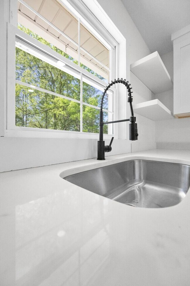 Building Photo - Remodeled 3 bd 2 ba rental in Southside!!