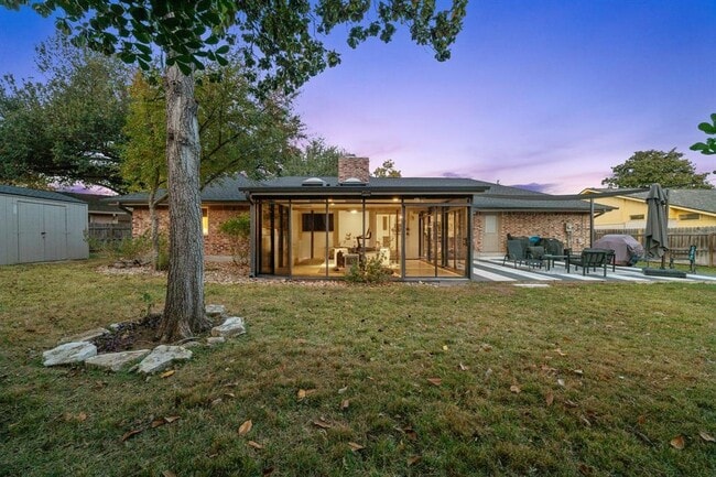 Building Photo - 2303 Inverrary Cir