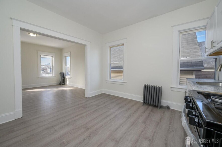 Building Photo - 377 Delavan St