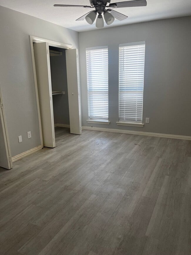 Building Photo - 5826 Sandhurst Ln