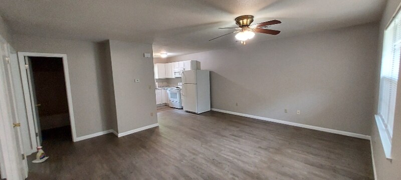 Building Photo - 209 Hazel Dr