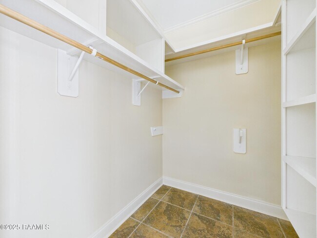 Building Photo - 236 Shadowbrush Bend