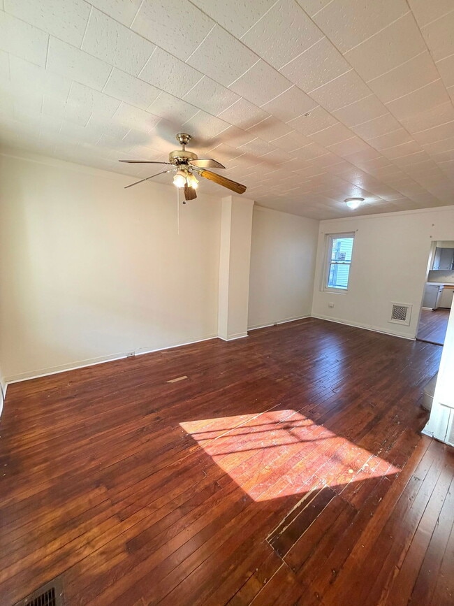 Building Photo - 631 E Madison St