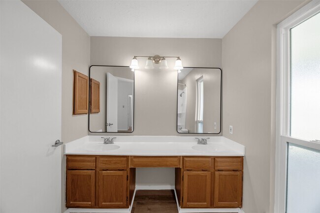 Building Photo - 2302 Doverglen Dr