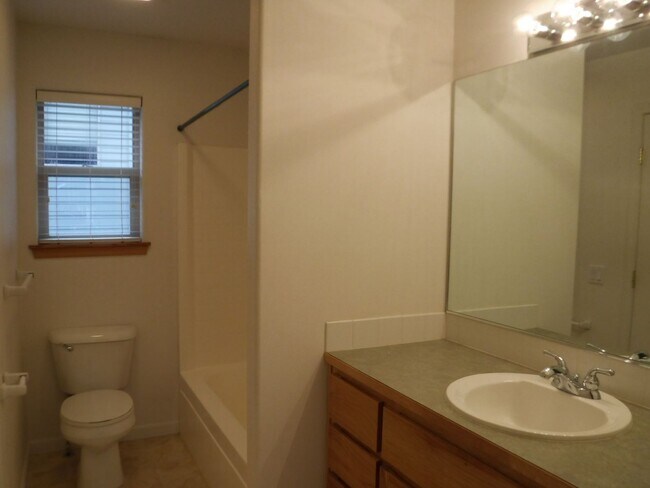 Building Photo - 2 Bed/2 Bath Apartment Located Near OSU/COCC Campus - Attached Garage