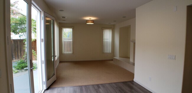 Building Photo - Spectacular 4 bedroom, 2.5 bath home on private lane