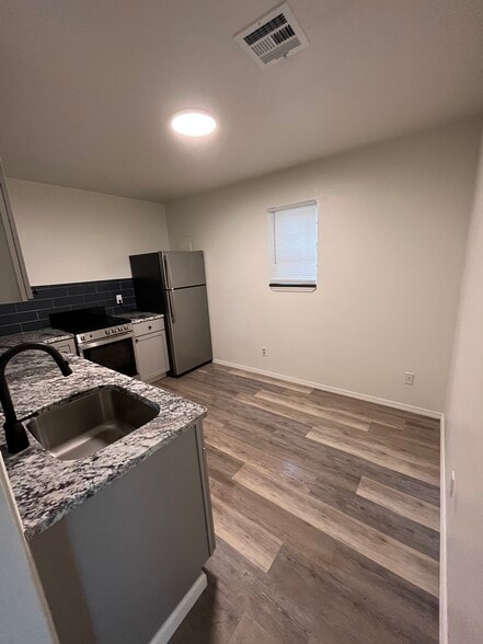 Building Photo - 221 N Duncan St