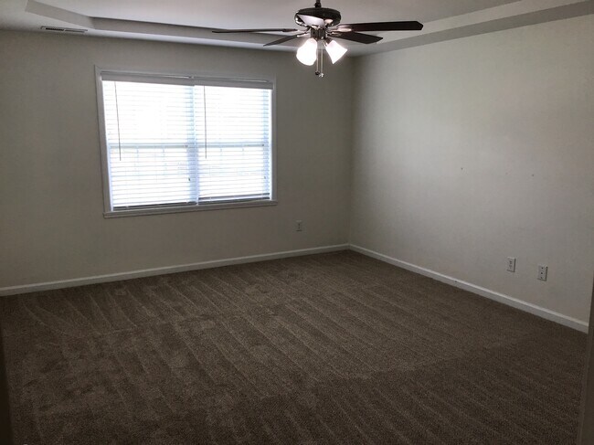 Building Photo - 2044 Longburn Dr