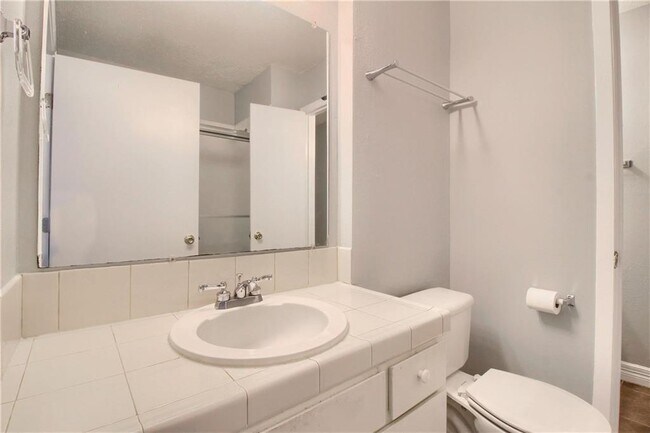 Building Photo - 2122 Hancock Dr