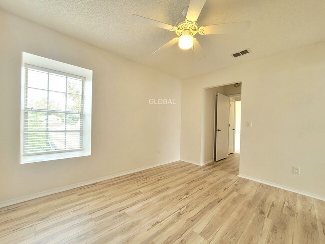 Building Photo - Spacious 3-Bedroom Townhome within the Lak...