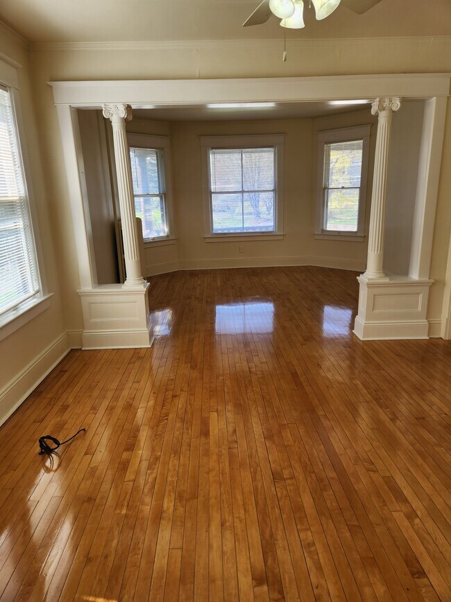 Building Photo - 1200 Parkwood Blvd