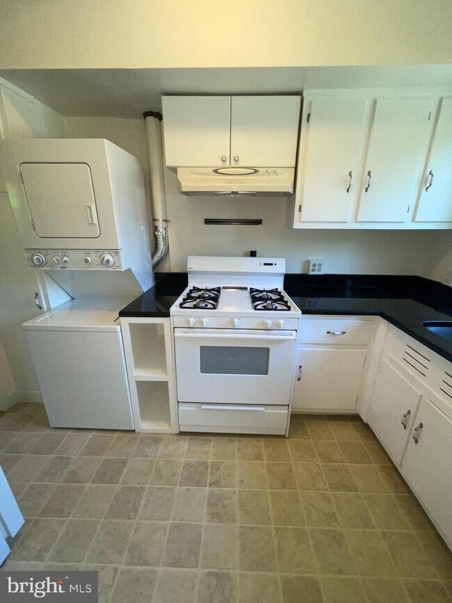 Building Photo - 3569 Martha Custis Dr