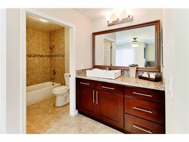 Building Photo - This AMAZINGLY immaculate 2 bed townhome w...