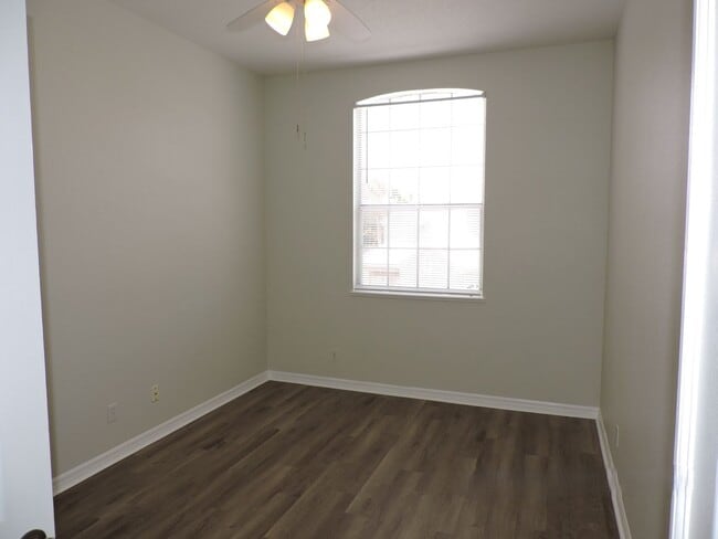 Building Photo - 2/2 Townhome Located in Carriage Homes At ...