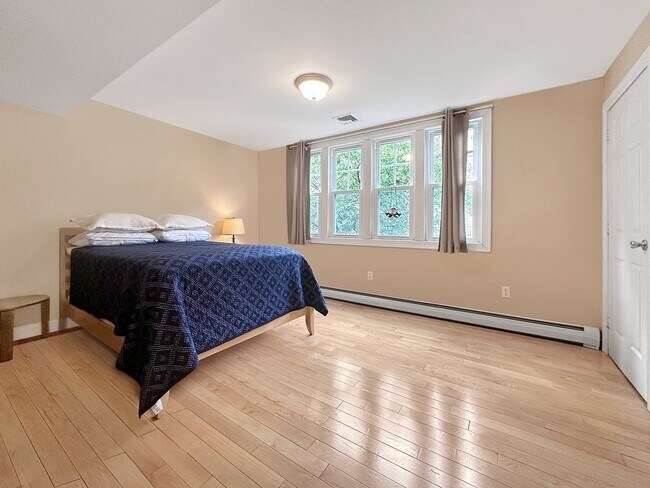 Building Photo - 15 Hubbard St