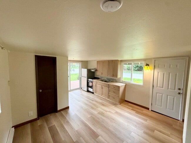 Building Photo - Clean and cozy cabin in Suquamish.