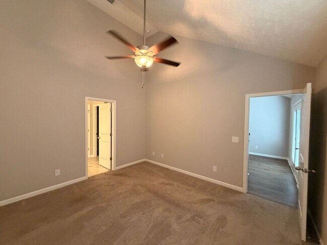 Building Photo - Gorgeous 2 BR 2.5 Bath End Unit Townhome - Available Now in Murfreesboro!