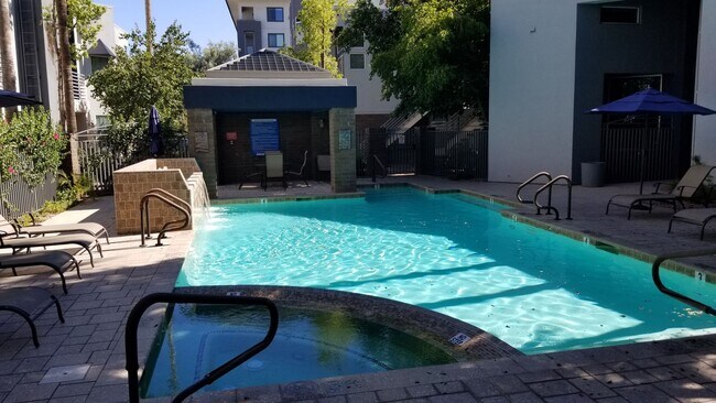 Building Photo - Luxury Gated Townhouse