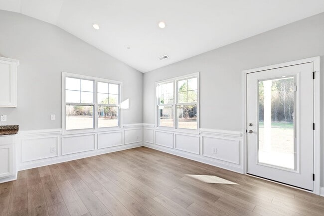 Building Photo - Bright & Spacious 3BR Home w/ 3-Car Garage...