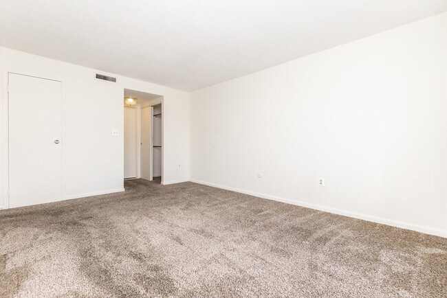 Building Photo - 404 Paradise Rd