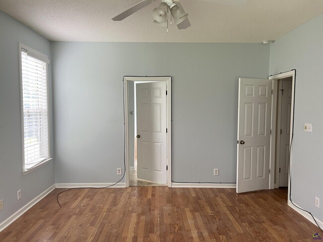 Building Photo - 136 Joycliff Cir