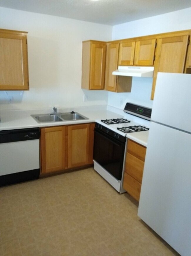 Building Photo - Cozy Student Housing! Private Rooms Available with Private Bathroom!