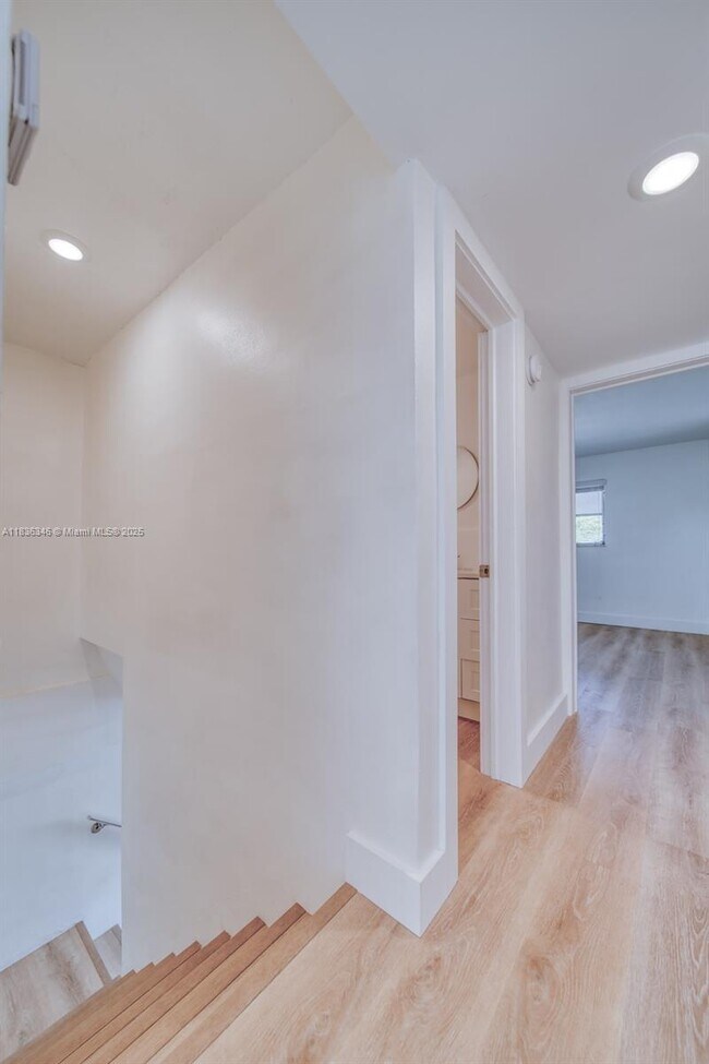 Building Photo - 1201 SW 42nd Ave