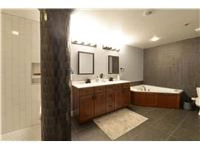 Building Photo - 4901 Washington Boulevard 4B