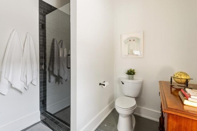 Building Photo - 955 Wylie St SE