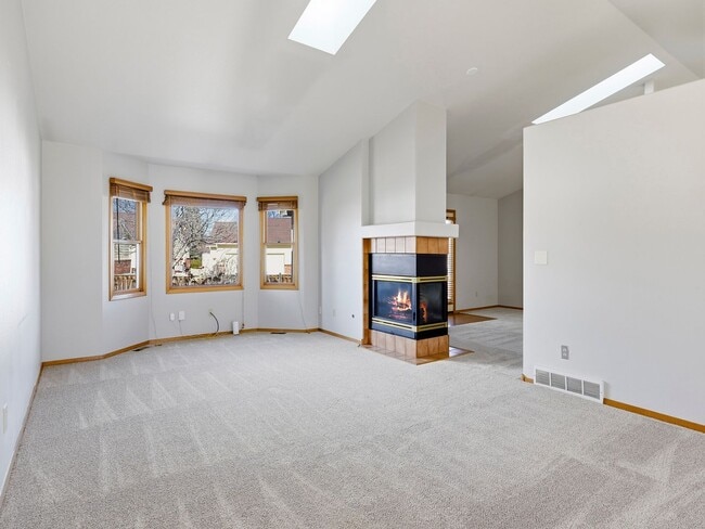 Building Photo - Beautiful Home with New Carpets, Fenced Yard, A/C, and Finished Basement!