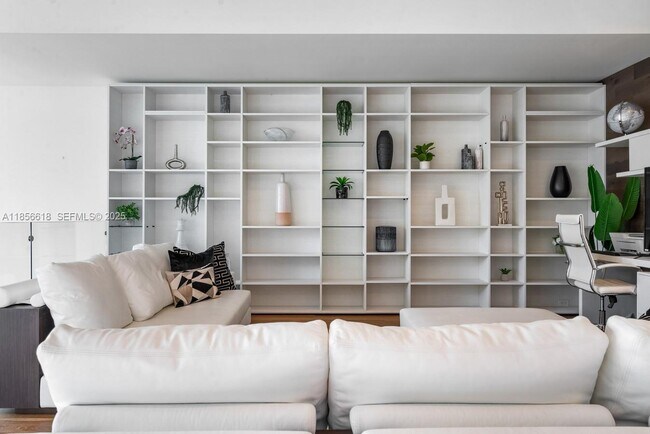 Building Photo - 310 SE 11th Ave