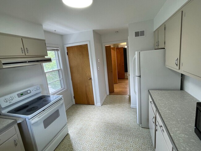 Building Photo - ~APPLICATIONS PENDING~ 2 Bedroom, 1 Bath H...
