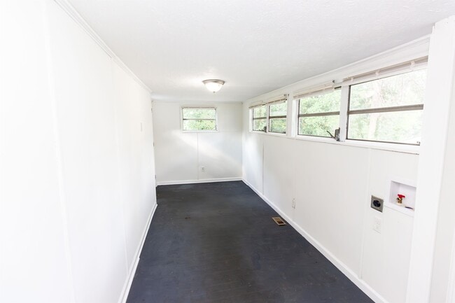 Building Photo - 231 Maple St